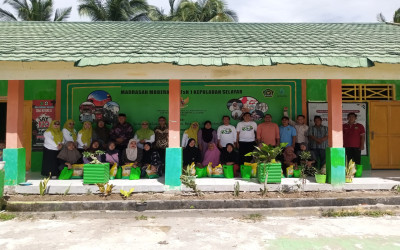 Tebar Kebaikan di Penghujung Ramadhan, MTsN 1 Kepulauan Selayar Gelar Jumat Berkah Berbagi